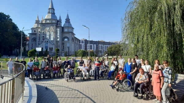 ПРОГУЛЯНКА З ДРУЖНІМ ЧАСТУВАННЯМ