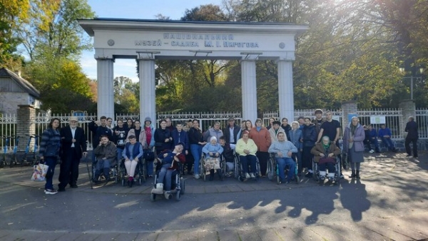 ВОЛОНТЕРСЬКА ГРУПА «МИЛОСЕРДЯ» ЗДІЙСНИЛА СУПРОВІД ПІД ЧАС ЕКСКУРСІЇ ДО МУЗЕЮ-САДИБИ М. ПИРОГОВА.